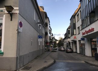 Das Verkehrsschild auf der Ecke will die Stadtverwaltung umsetzen, damit es von Autofahrern besser gesehen wird. Foto: Kreisstadt Mettmann